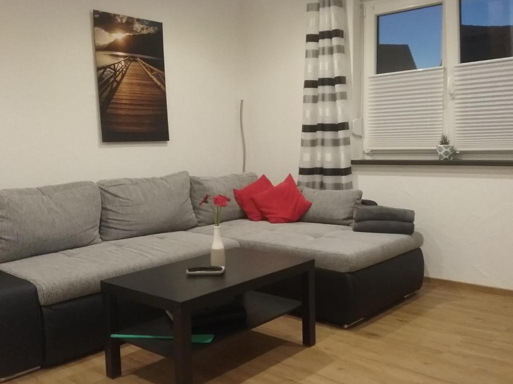 ein Wohnzimmer mit einem Sofa und einem Tisch in der Unterkunft Ferienwohnung Burry in Kapellen-Drusweiler