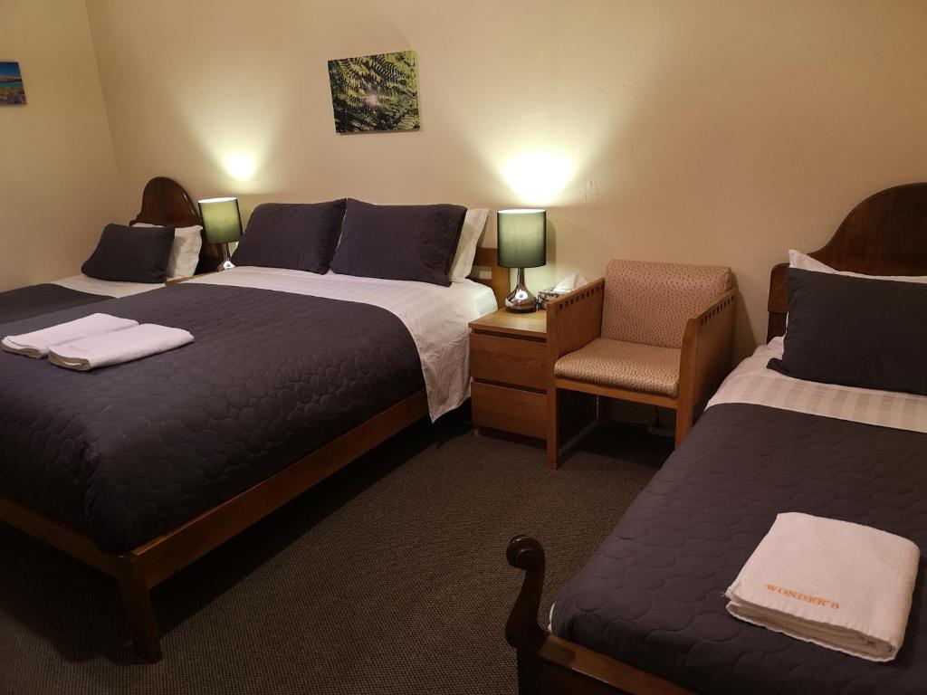 Llit o llits en una habitació de Golden Cross Hotel