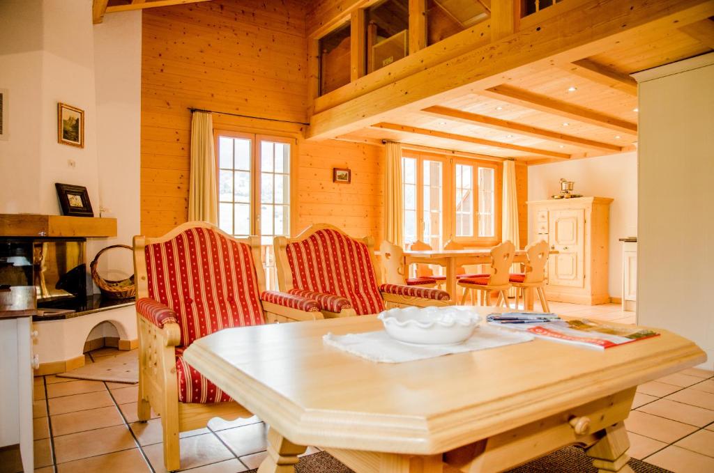 a kitchen and dining room with a table and chairs at Apartment Chamonix - GRIWA RENT AG in Grindelwald