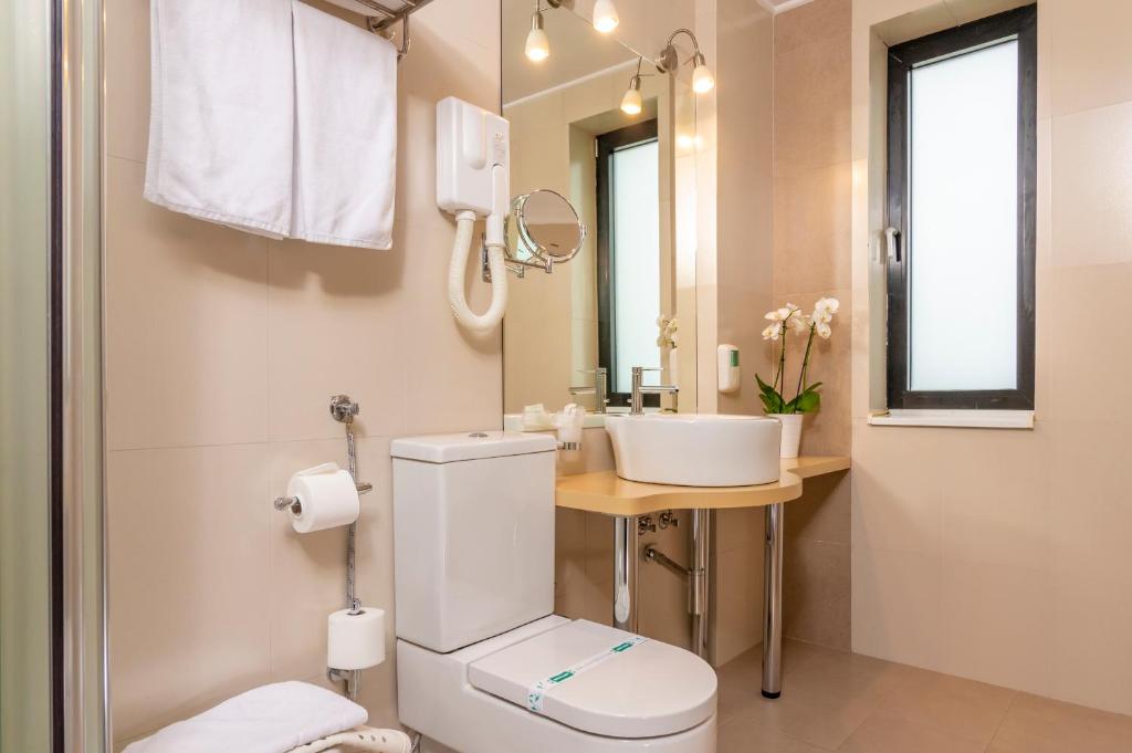Koupelna v ubytování West City Hotel