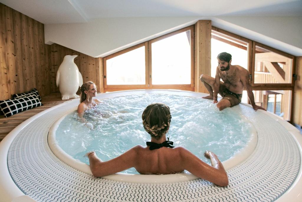 a group of people sitting in a hot tub at H&ocirc;tel Avancher in Val dʼIs&egrave;re