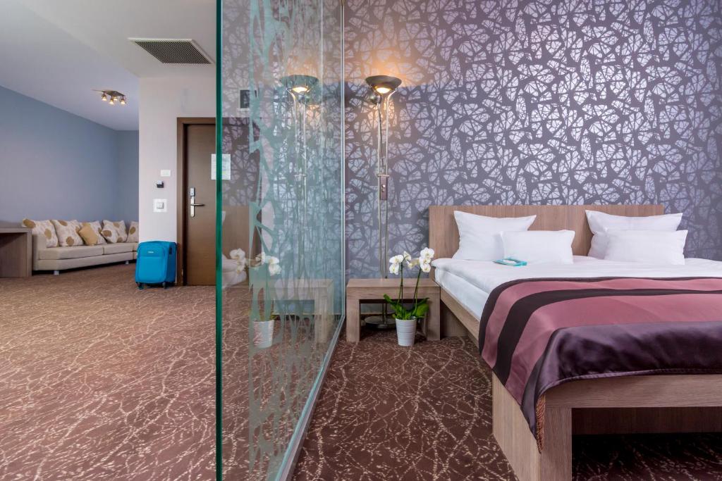 Postel nebo postele na pokoji v ubytování West City Hotel