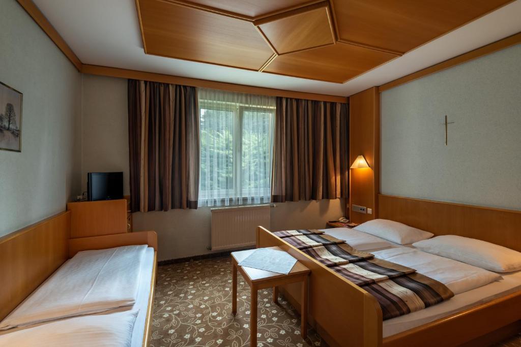 Postel nebo postele na pokoji v ubytování Hotel Gasthof Seeland