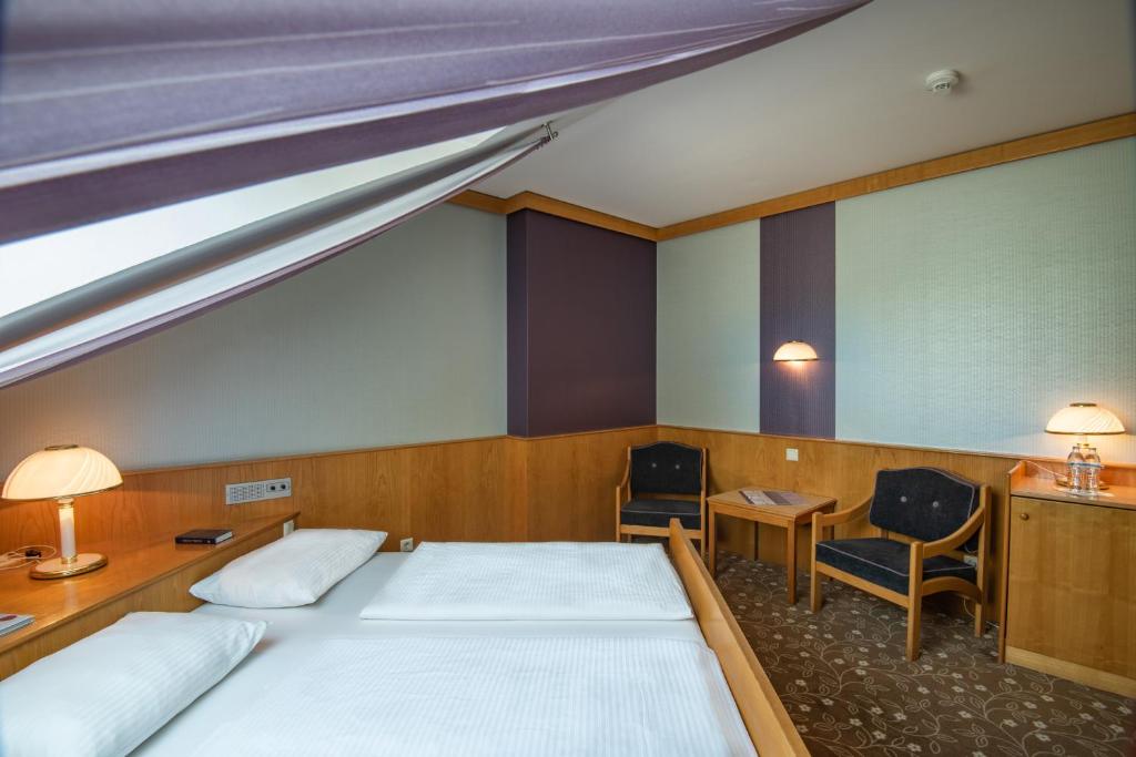 Postel nebo postele na pokoji v ubytování Hotel Gasthof Seeland