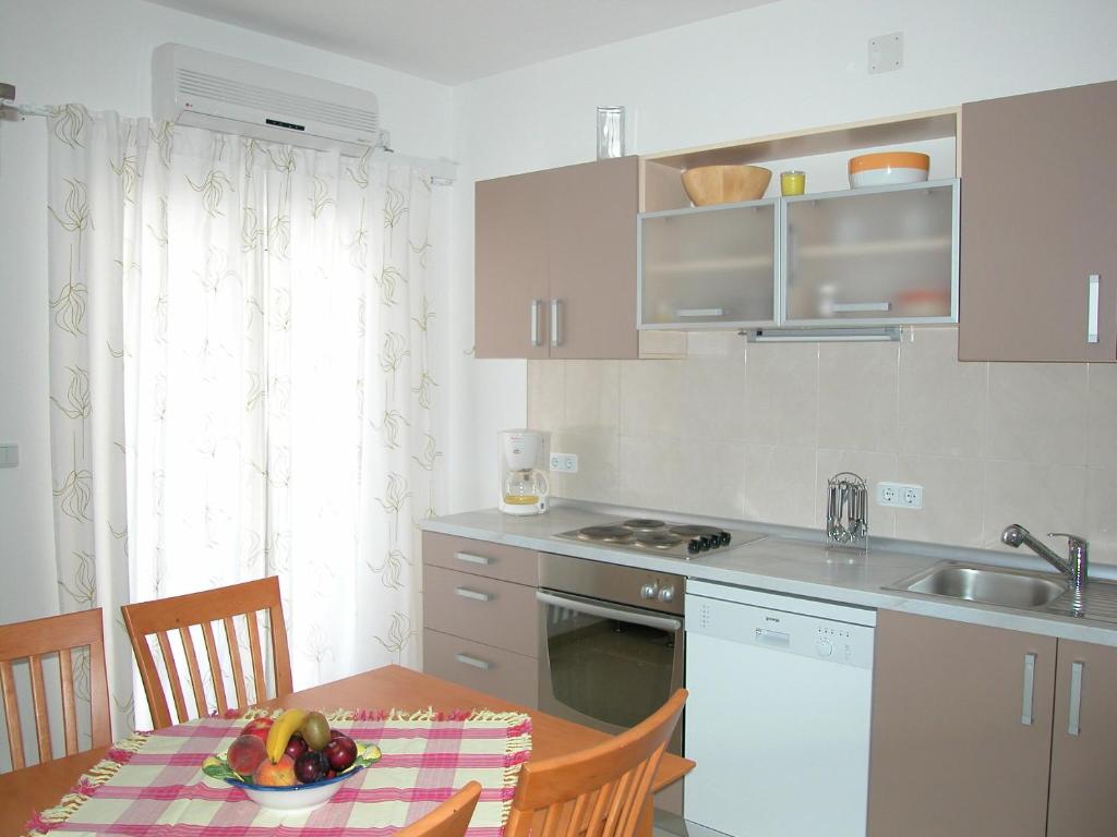 Kuchyň nebo kuchyňský kout v ubytování Apartments & Rooms Luna