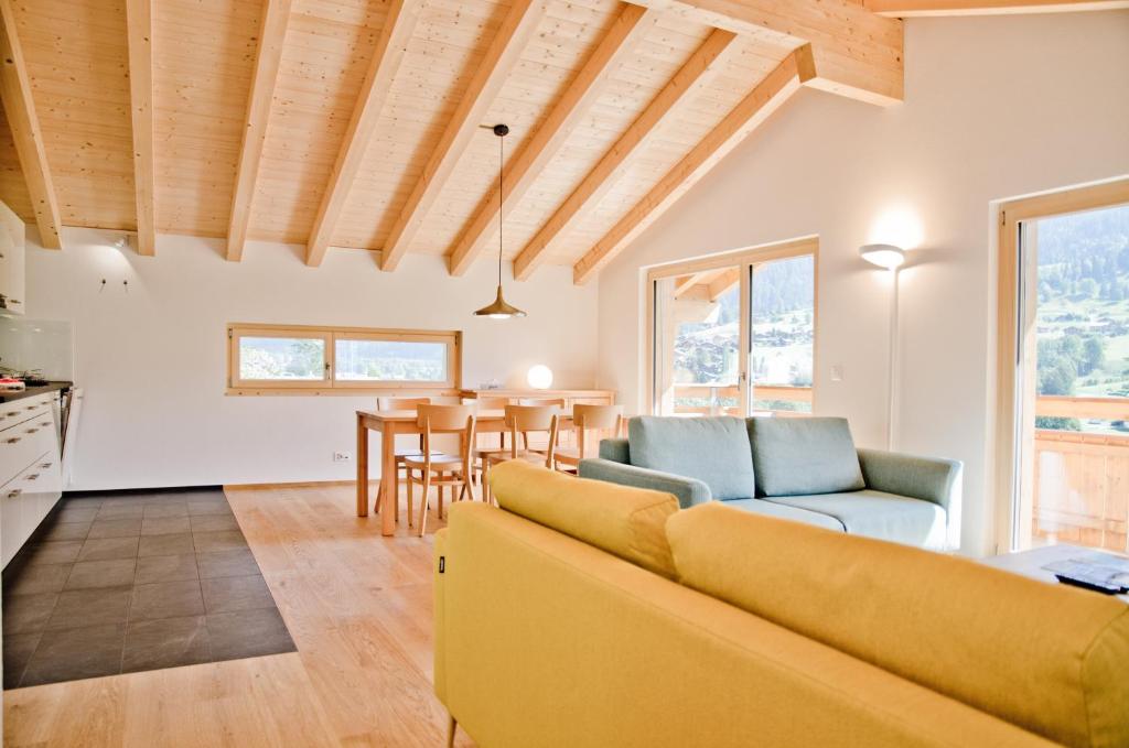 un soggiorno con divano e tavolo di Chalet Eigerlicht - GRIWA RENT AG a Grindelwald