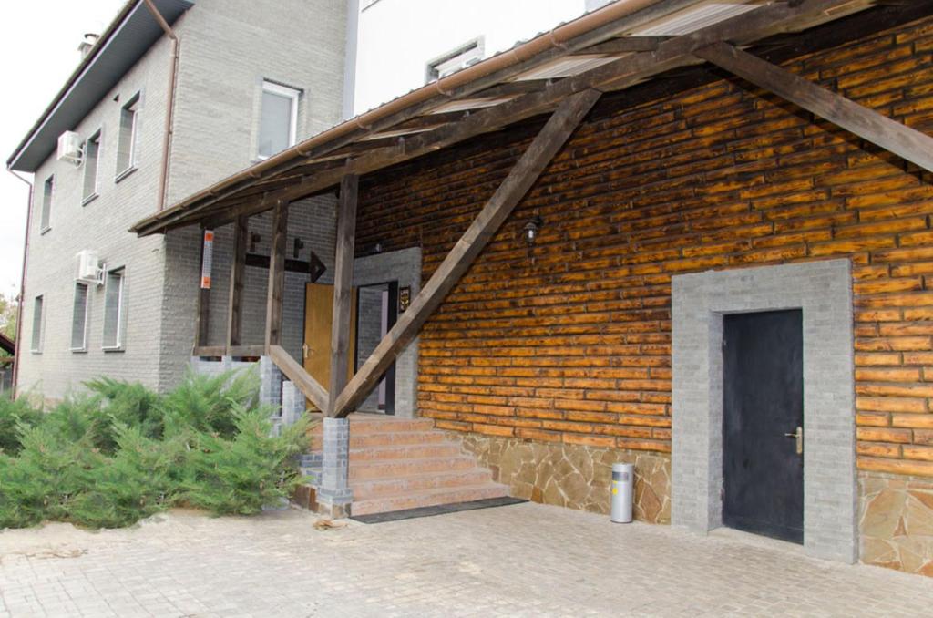 un edificio de ladrillo con una puerta y escaleras. en Na Bukovinskoy Guest House en Járkov