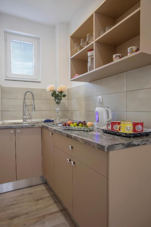 Kuchyň nebo kuchyňský kout v ubytování Villa Odobasic Rooms