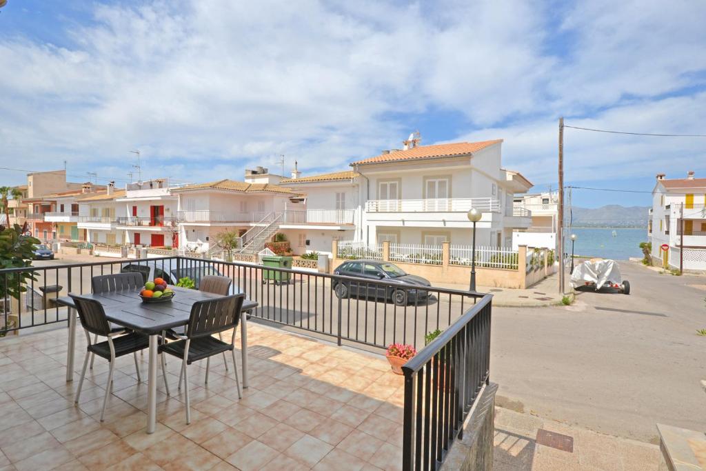 eine Terrasse mit einem Tisch und Stühlen auf dem Balkon in der Unterkunft House Barca in Alcúdia