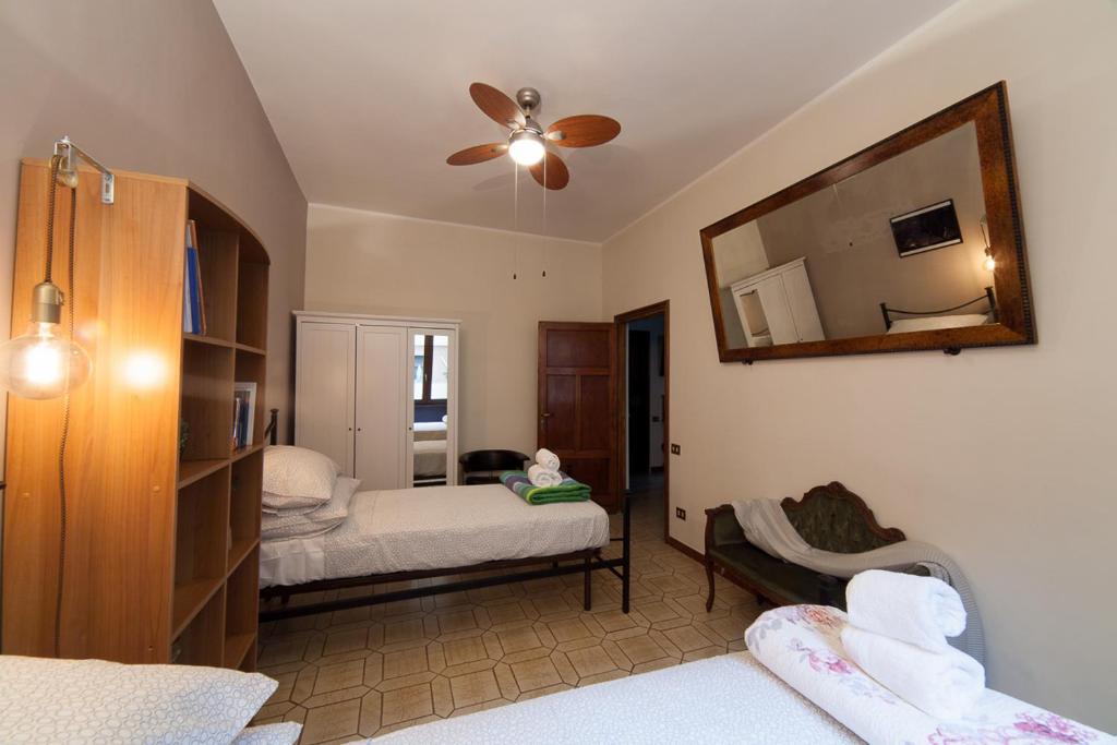 Łóżko lub łóżka w pokoju w obiekcie Piazza Bologna