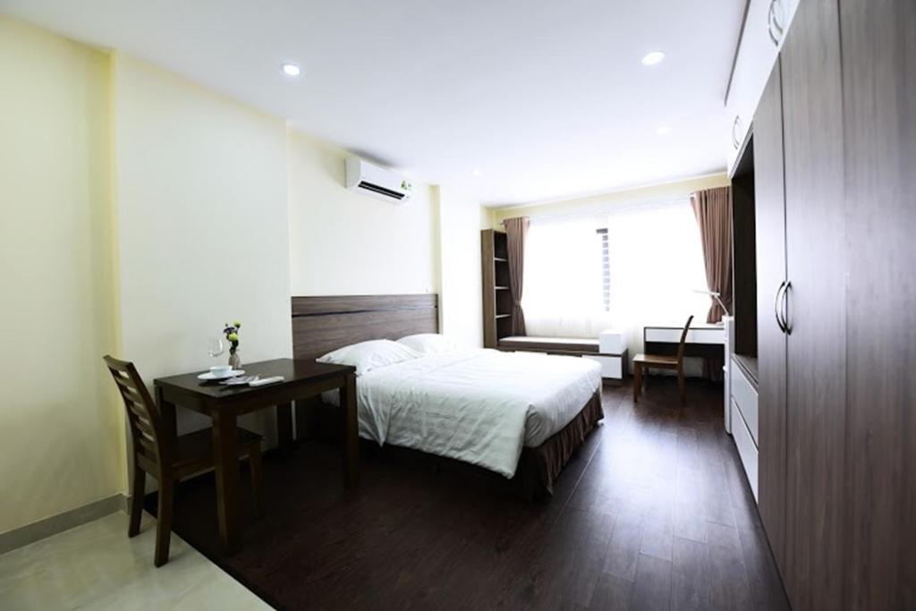 Giường trong phòng chung tại Granda Legend Apartment