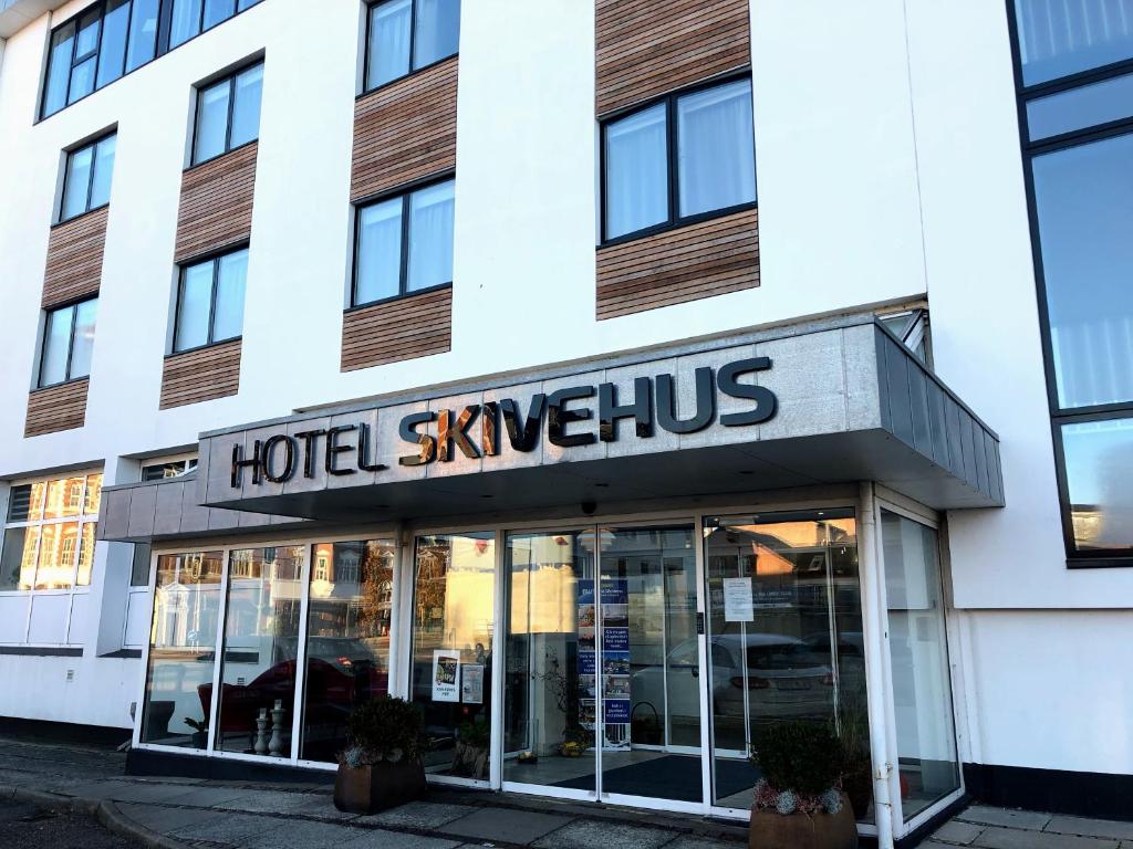 ein Hotel Skye uns Schild auf der Vorderseite eines Gebäudes in der Unterkunft Hotel Skivehus in Skive