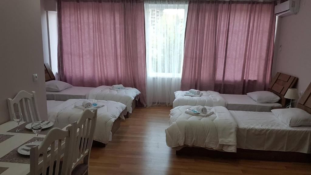 Postel nebo postele na pokoji v ubytování Hotel Caucasus
