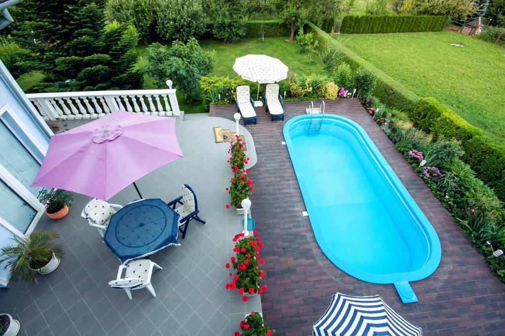 an overhead view of a swimming pool and an umbrella at Katica Apartman in Zalakaros