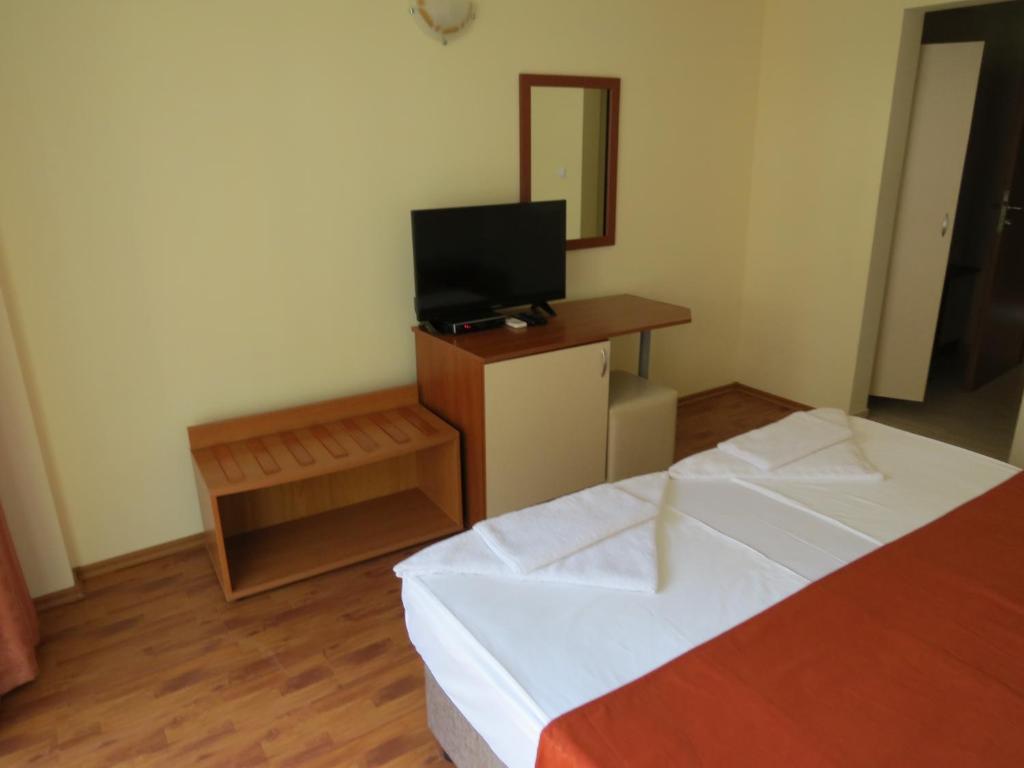 TV a/nebo společenská místnost v ubytování Family Hotel Dayana Beach