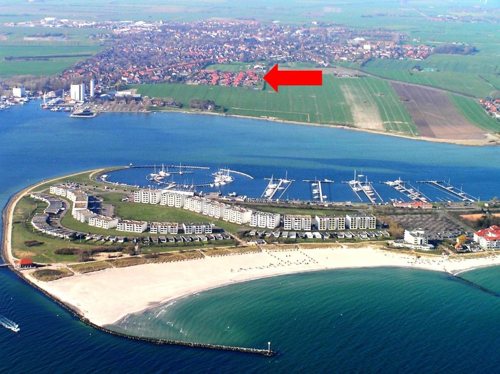 una vista aérea de una playa con una flecha roja en Ferienwohnungen Hass - Haus 1, en Fehmarn