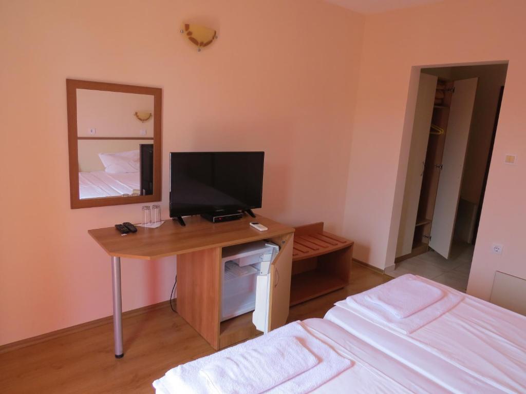 TV a/nebo společenská místnost v ubytování Family Hotel Dayana Beach