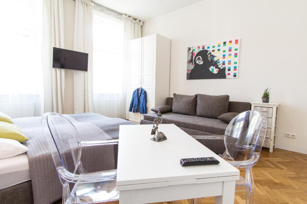 ウィーンにあるDesign Apartments I contactless check-inのリビングルーム(ソファ、テーブル、椅子付)