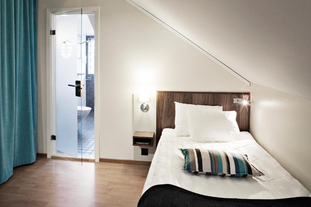 Postel nebo postele na pokoji v ubytování Home Hotel Kung Oscar