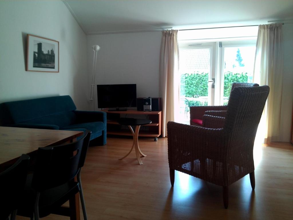 TV a/nebo společenská místnost v ubytování Bed & Breakfast Uiterburen