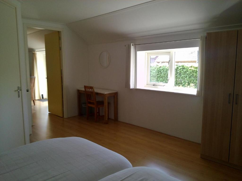Postel nebo postele na pokoji v ubytování Bed & Breakfast Uiterburen