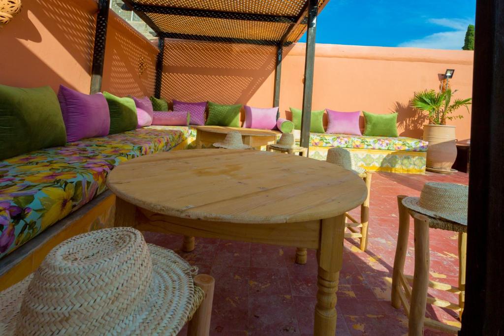 einen Tisch und Stühle auf einer Terrasse mit einem Zelt in der Unterkunft Riad Ramz in Marrakesch