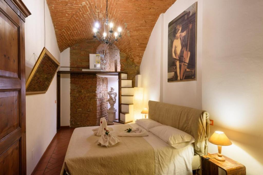 een slaapkamer met een bed in een kamer bij Secret Suite: a dream came true in Florence in Florence