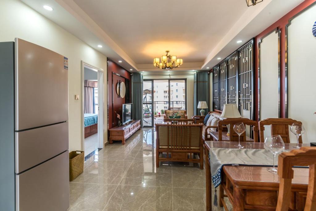 uma sala de estar com um frigorífico e uma sala de jantar em Haikou Meilan·Hainan Univeristy· Locals Apartment 00141450 em Haikou