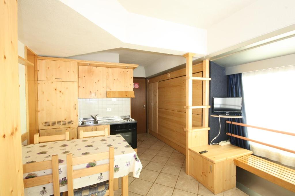 a small room with a kitchen and a dining room at Marilleva 1400 Appartamenti Montana in Marilleva