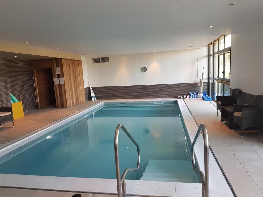 una gran piscina con en Domitys Le Carrousel, en Cabourg