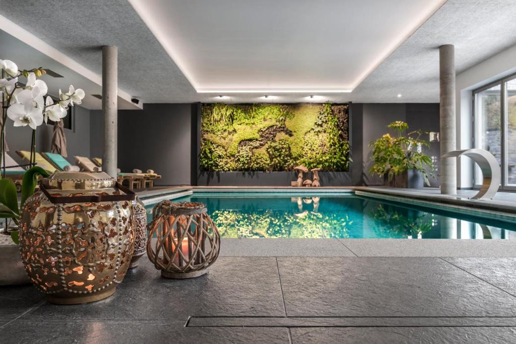 Bazén v ubytování Hôtel WELLNESS EAU DE ROCHE Durbuy nebo v jeho okolí