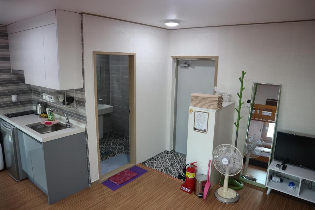 Kuchyň nebo kuchyňský kout v ubytování Blue Island Guesthouse