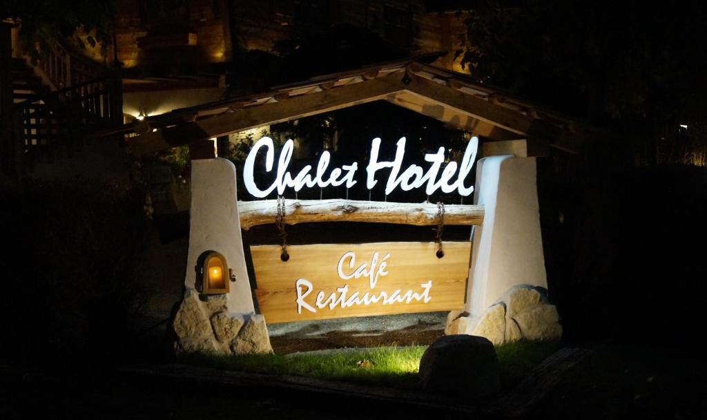 a sign for a cat restaurant at night at Mohrs Herzl Chalet in Werder