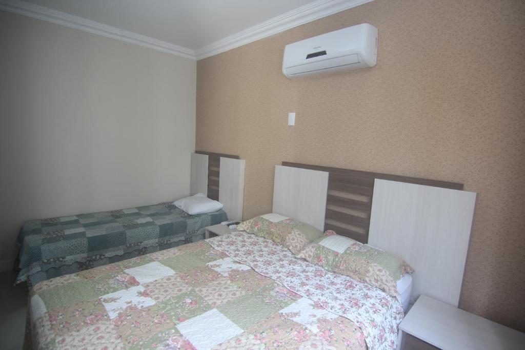 1 dormitorio con 1 cama y aire acondicionado en la pared en Lindo Apartamento Vista Mar, en Balneário Camboriú