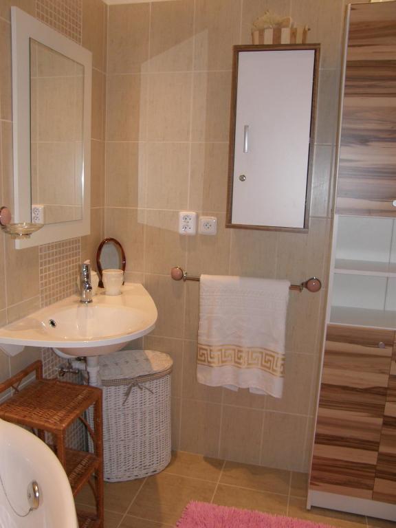 W łazience znajduje się umywalka, lustro i wanna. w obiekcie Apartments Meixner w Mariańskich Łaźniach