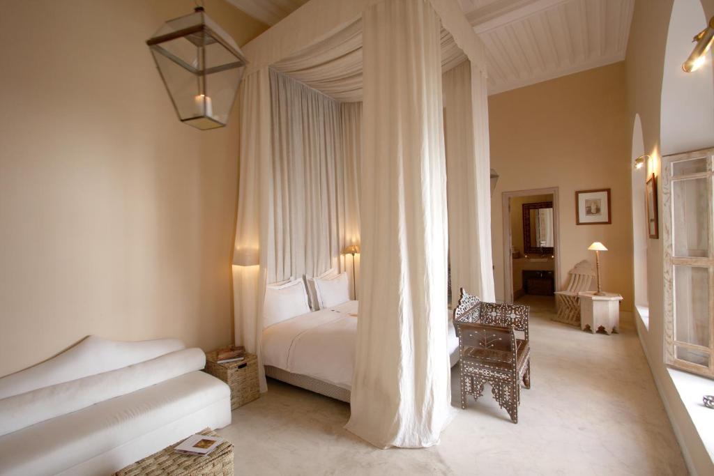 1 dormitorio con cama blanca y ventana en Dar Seven, en Marrakech