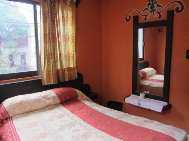 1 dormitorio con espejo grande y cama en Hotel Recreo en Ciudad de México