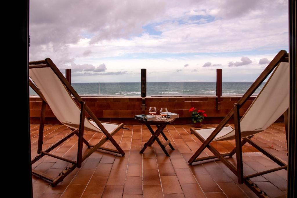 a balcony with a table and chairs and the ocean at Chalet Geraneos 3 in Torrevieja