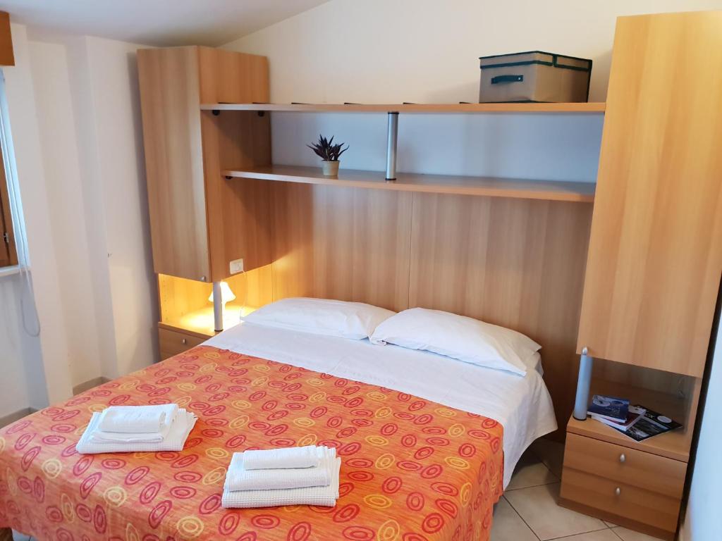 sypialnia z łóżkiem z dwoma ręcznikami w obiekcie Casa-Albergo Tiroasegno w mieście Lama Di Peligni