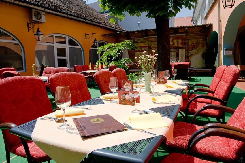 Restaurace v ubytování Guesthouse Stari Mayr