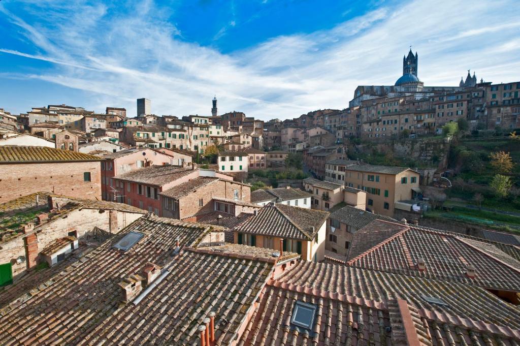 Nespecifikovaný výhled na destinaci Siena nebo výhled na město při pohledu z hotelu