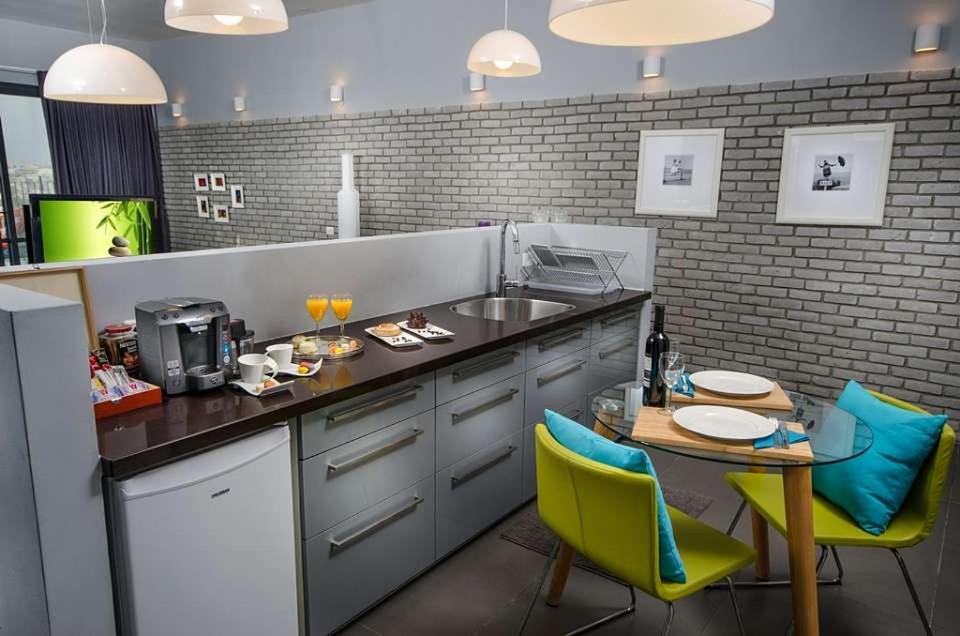 Kuchyň nebo kuchyňský kout v ubytování The Fifties suites