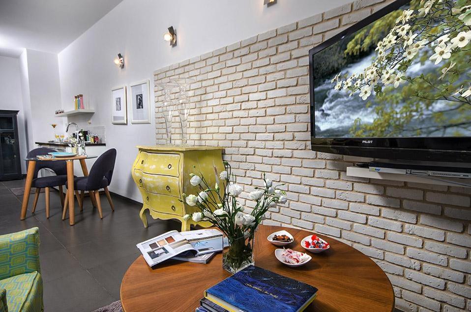 TV a/nebo společenská místnost v ubytování The Fifties suites
