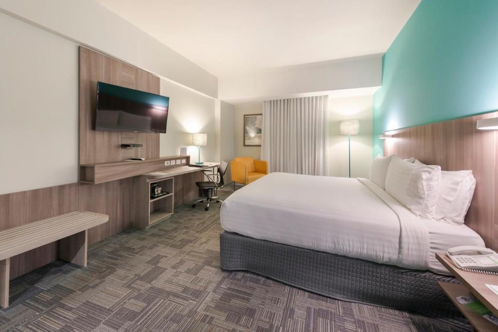 Postel nebo postele na pokoji v ubytování Holiday Inn - Lima Airport by IHG