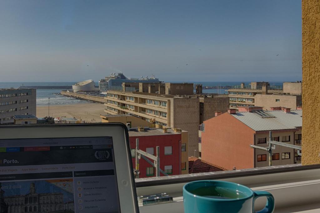 マトジニョシュにあるApartamento da Praia - Surfの- ノートパソコン(窓辺に座ってコーヒーを楽しめるパソコン)