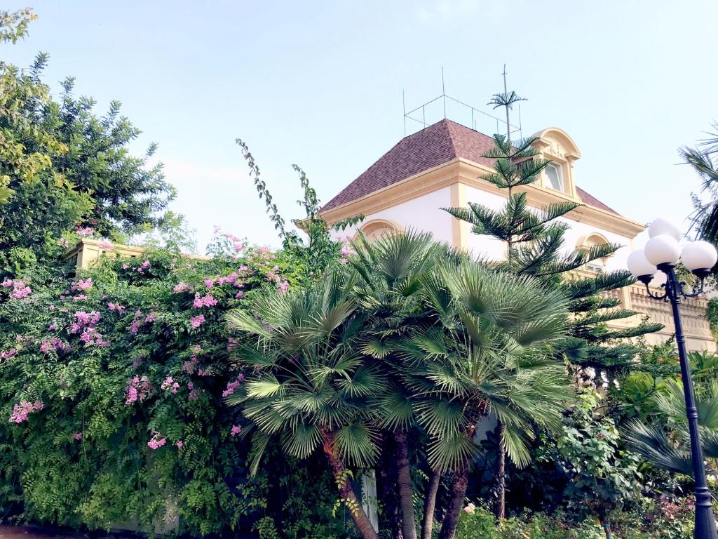 A garden outside VILLA MARRONE - Relais -