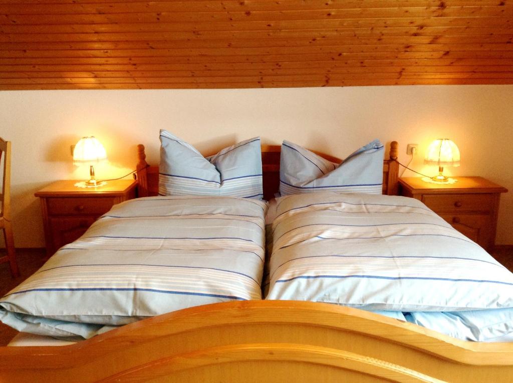 twee bedden in een slaapkamer met twee lampen op tafels bij Ferienhof Kriechbaumer in Schönau im Mühlkreis
