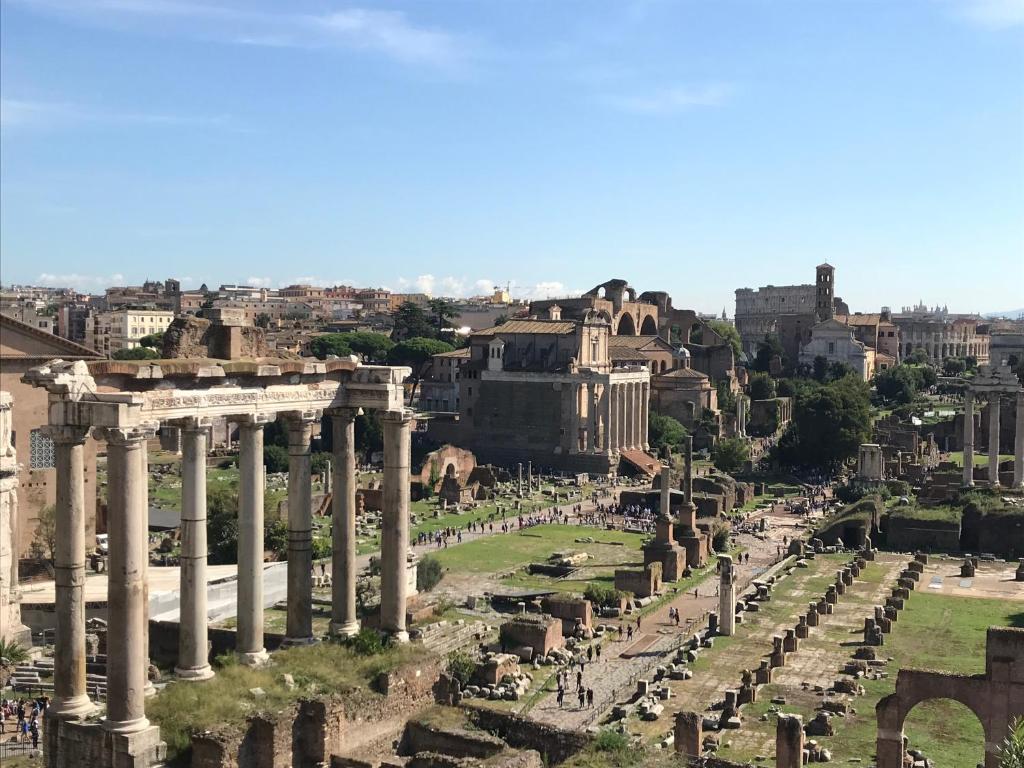 eine Luftansicht der Ruinen der antiken Stadt in der Unterkunft Residenza Roma Imperiale in Rom