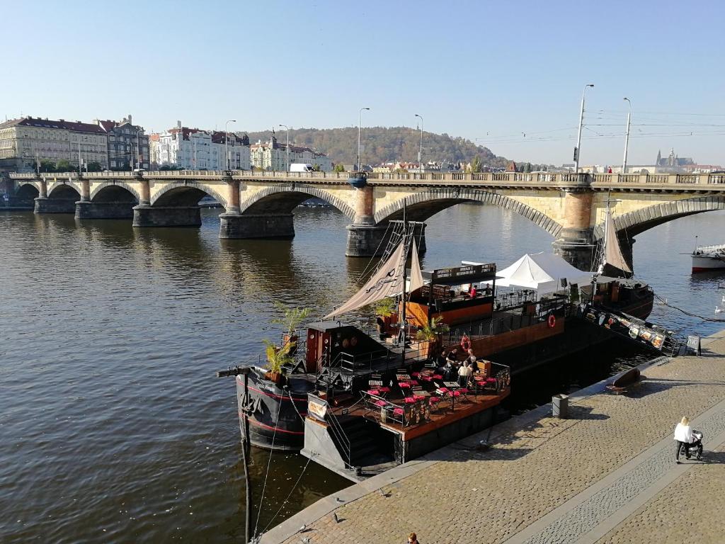 Výhled na řeku, která protéká v blízkosti hotelu