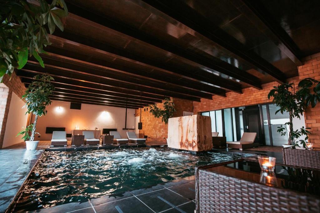 Bazén v ubytování Foro Appio Mansio Hotel nebo v jeho okolí